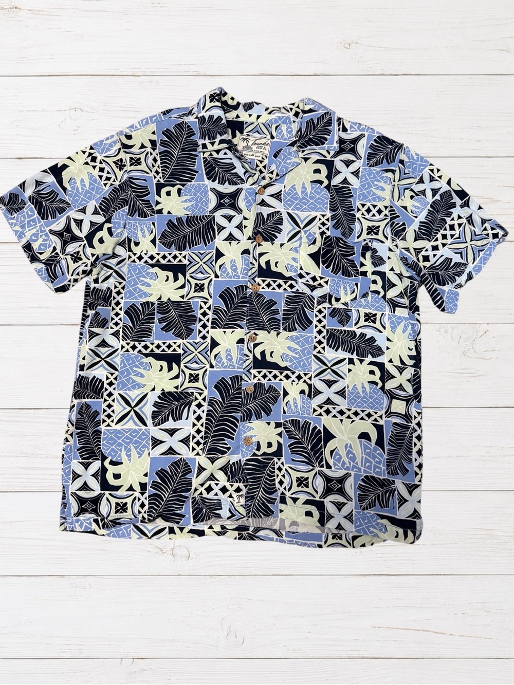 Trunks Surf & Swim Hawaiian Camp Shirt Men’s Tropical Aloha Button Front
